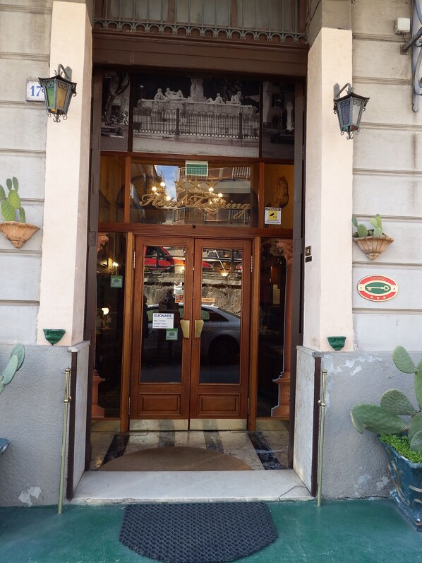 Property entrance - Hotel Touring (Messina)