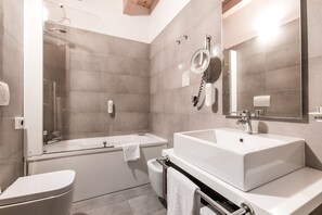 Habitació doble per a ús individual | Bany | Articles de tocador gratuïts, assecador de cabells, bidet i tovalloles 