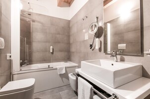 Double Room Single Use | Bathroom | Free toiletries, hair dryer, bidet, towels