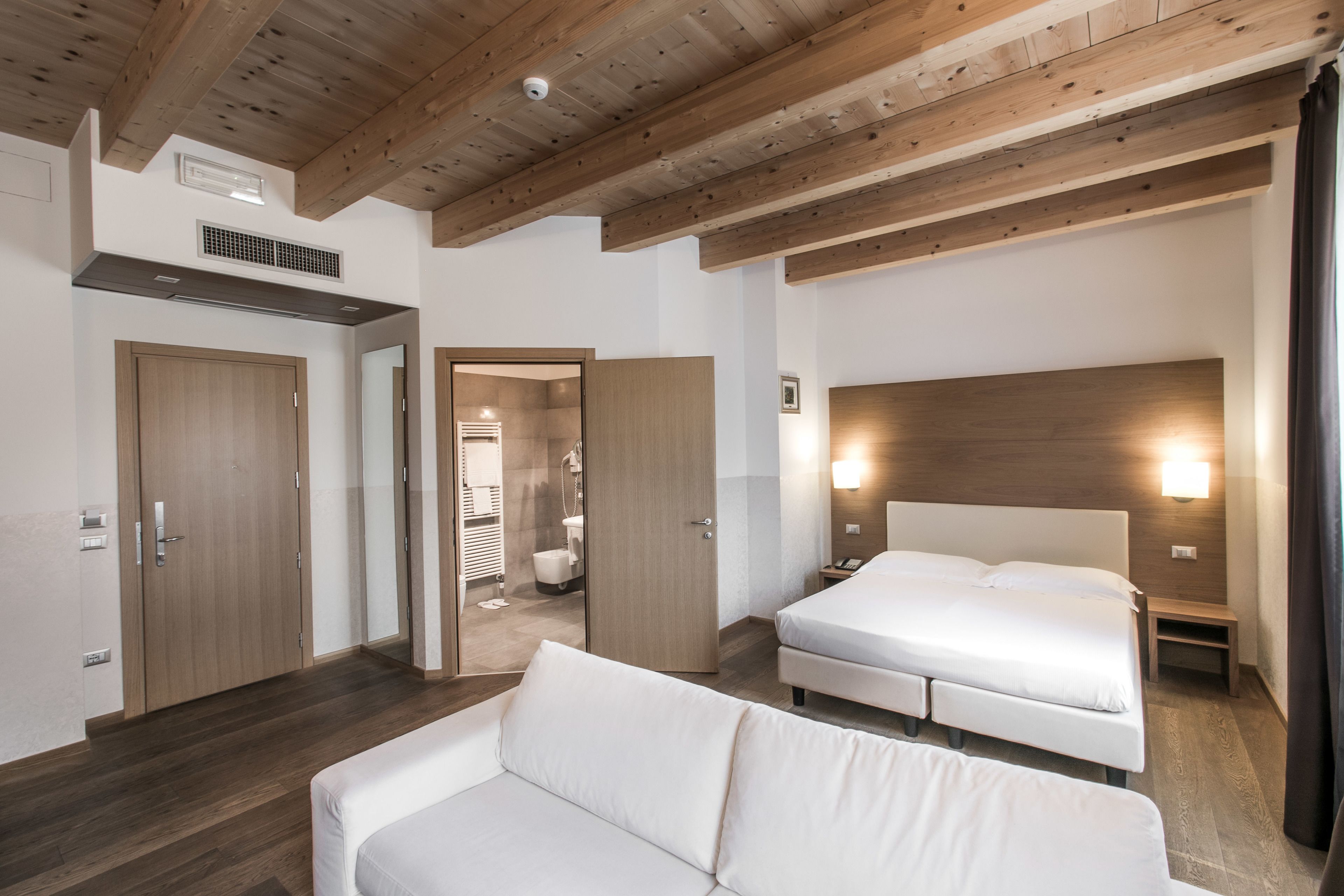 twin room | hypo-allergenic bedding, minibar, in-room safe, desk