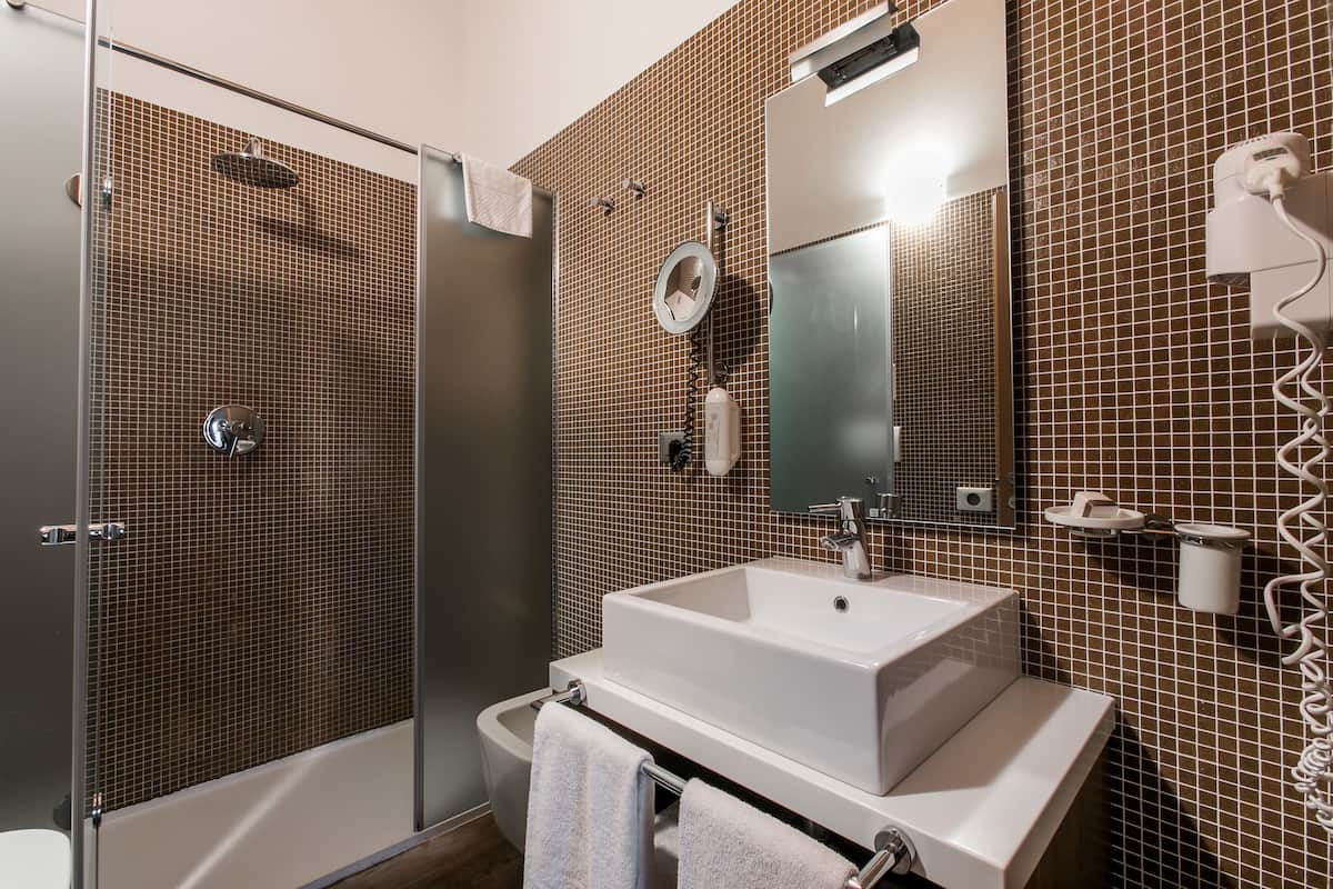 double room | bathroom | free toiletries, hair dryer, bidet, towels
