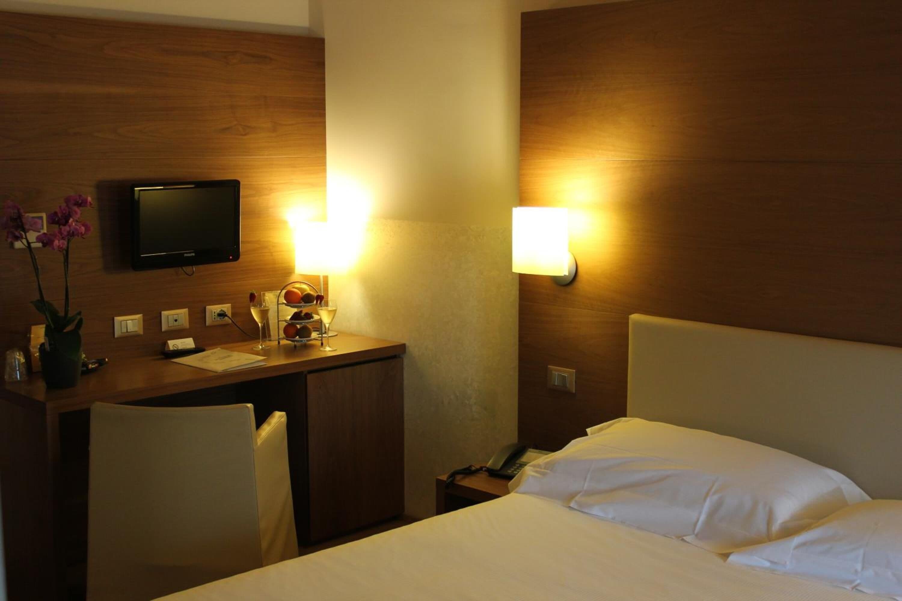 hypo-allergenic bedding, minibar, in-room safe, desk