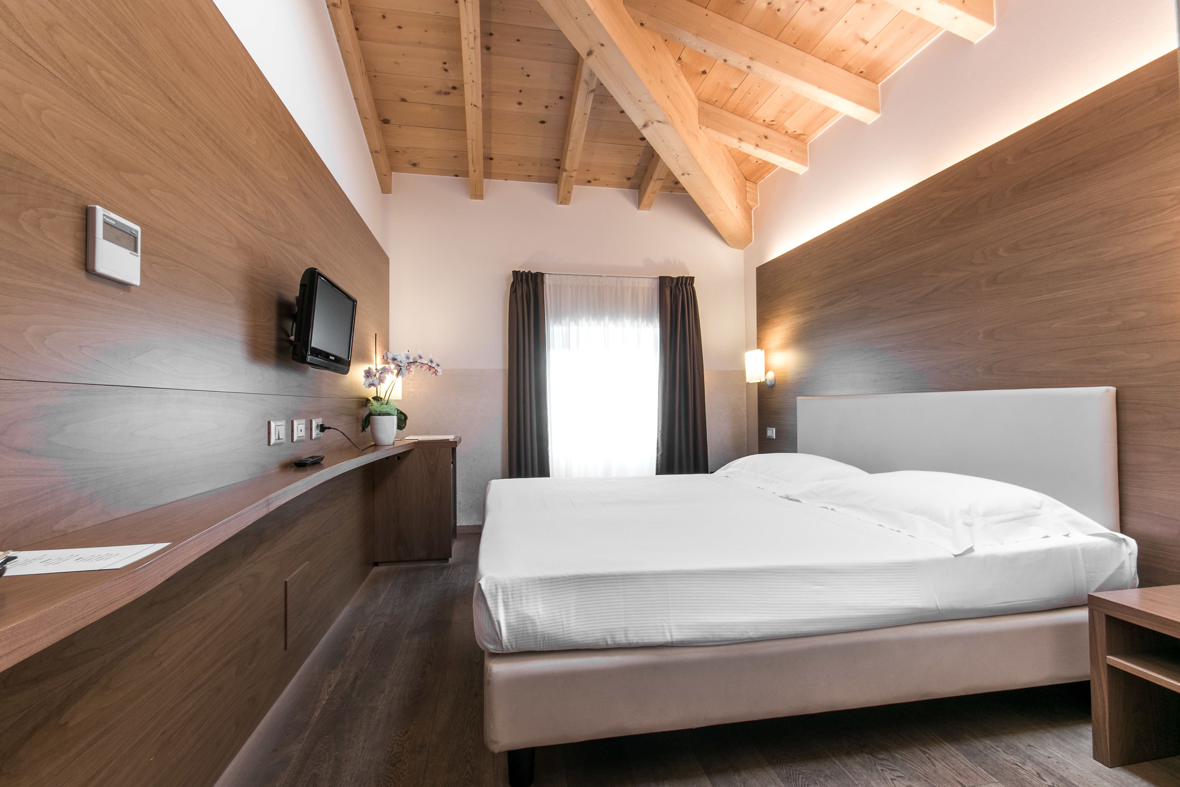 hypo-allergenic bedding, minibar, in-room safe, desk