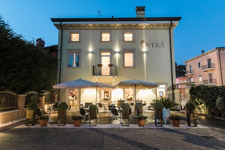 Dettaglio esterni. Hotel Opera'