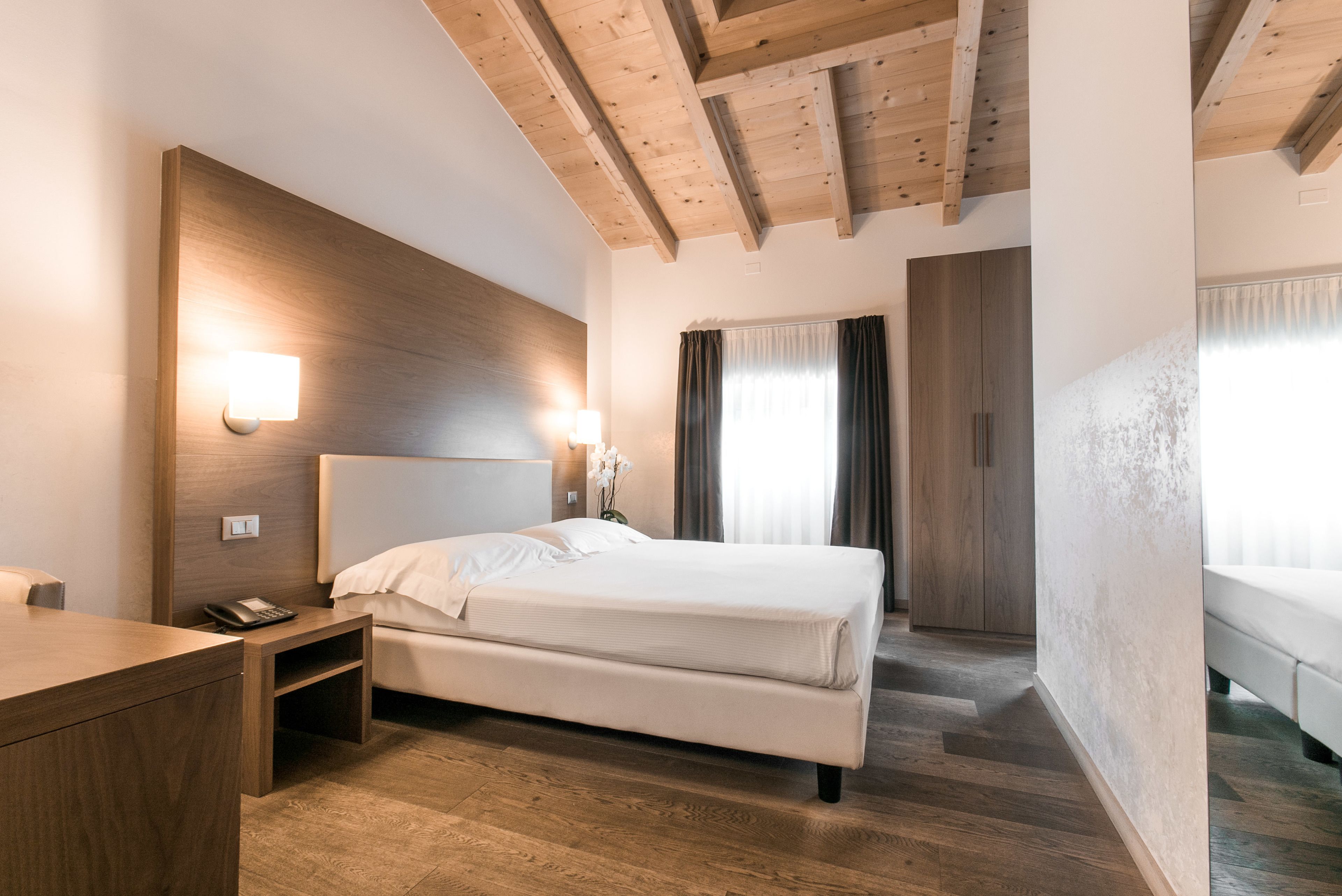 double room | hypo-allergenic bedding, minibar, in-room safe, desk