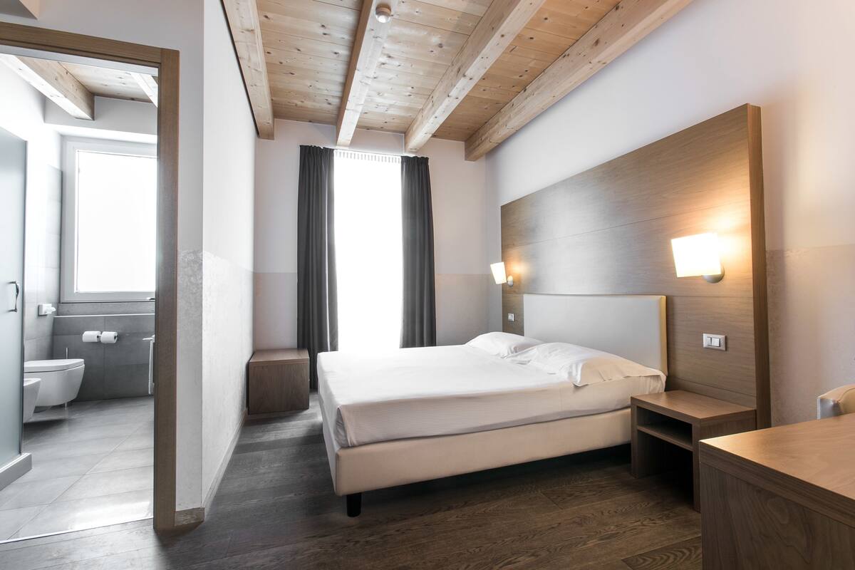 Double Room | Hypo-allergenic bedding available, minibar, in-room safe, desk