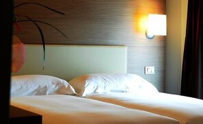 Allergitestet sengetøy, minibar, safe på rommet og skrivebord