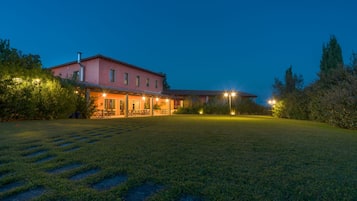 Fassade der Unterkunft – Abend/Nacht