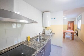 Fridge, microwave, stovetop, toaster - Apartaments AR Espronceda (Blanes)