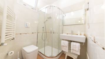 Familienzimmer | Badezimmer | Dusche, kostenlose Toilettenartikel, Haartrockner, Bidet