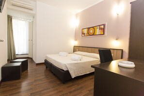 Rum | Värdeförvaringsskåp på rummet, skrivbord och mörkläggningsgardiner