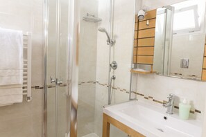Standard Triple Room | Bathroom | Shower, free toiletries, hair dryer, bidet - Lewisrooms Domo (Cagliari)