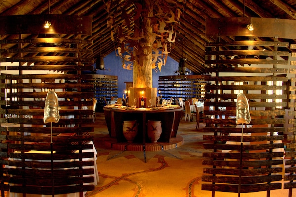 Petit déjeuner, déjeuner et dßner servis sur place, vue sur la piscine