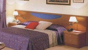 Minibar, in-room safe, desk, blackout curtains - Hotel Solaria (Rodi Garganico)
