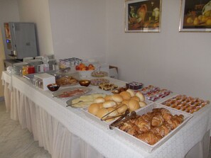 Free daily buffet breakfast