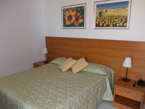 Minibar, coffres-forts dans les chambres, bureau, rideaux occultants