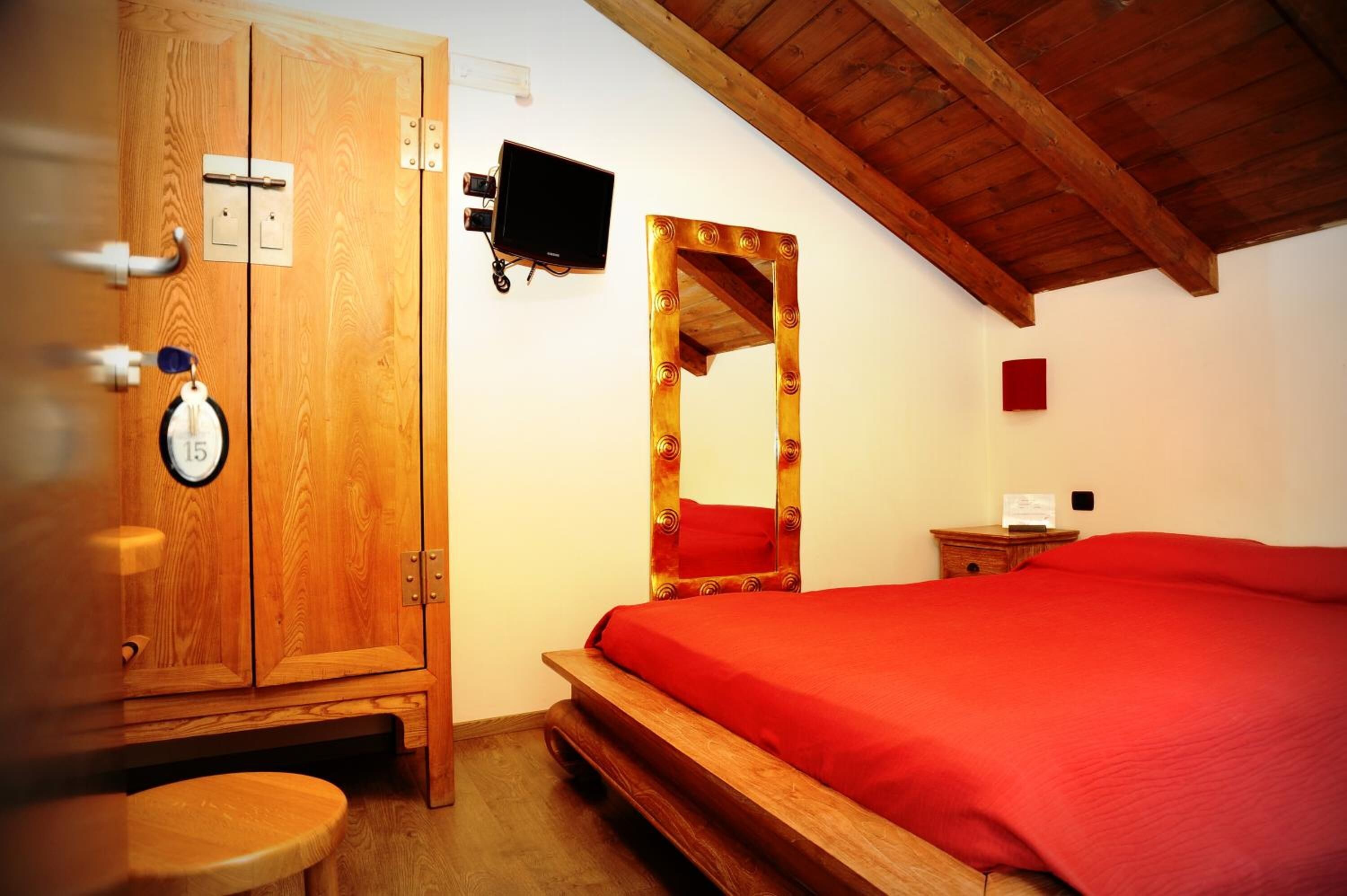 迷你吧、办公桌、隔音、免费婴儿床