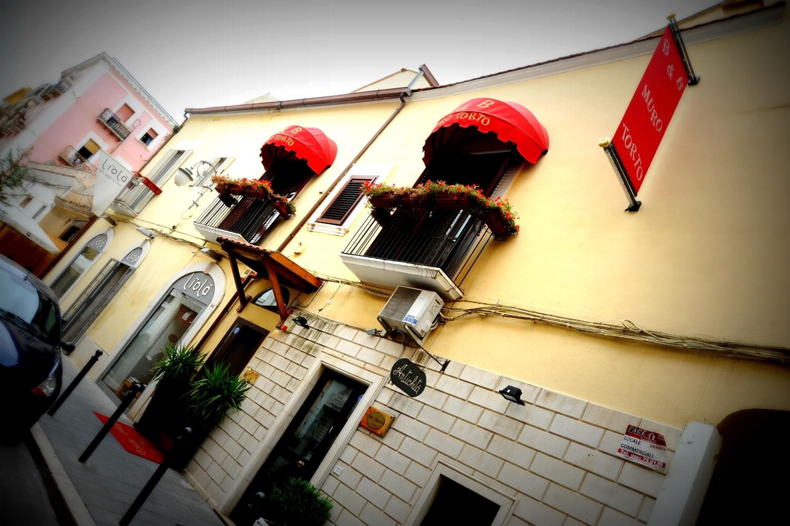 A building with a red awning and a sign that reads "B&B MULO TORO".
