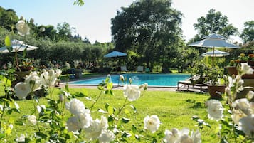 Piscina stagionale all'aperto, ombrelloni da piscina, lettini