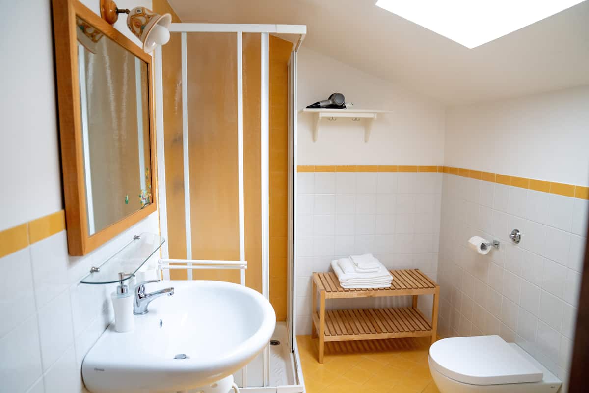 Ducha, secador de pelo, bidet, toallas