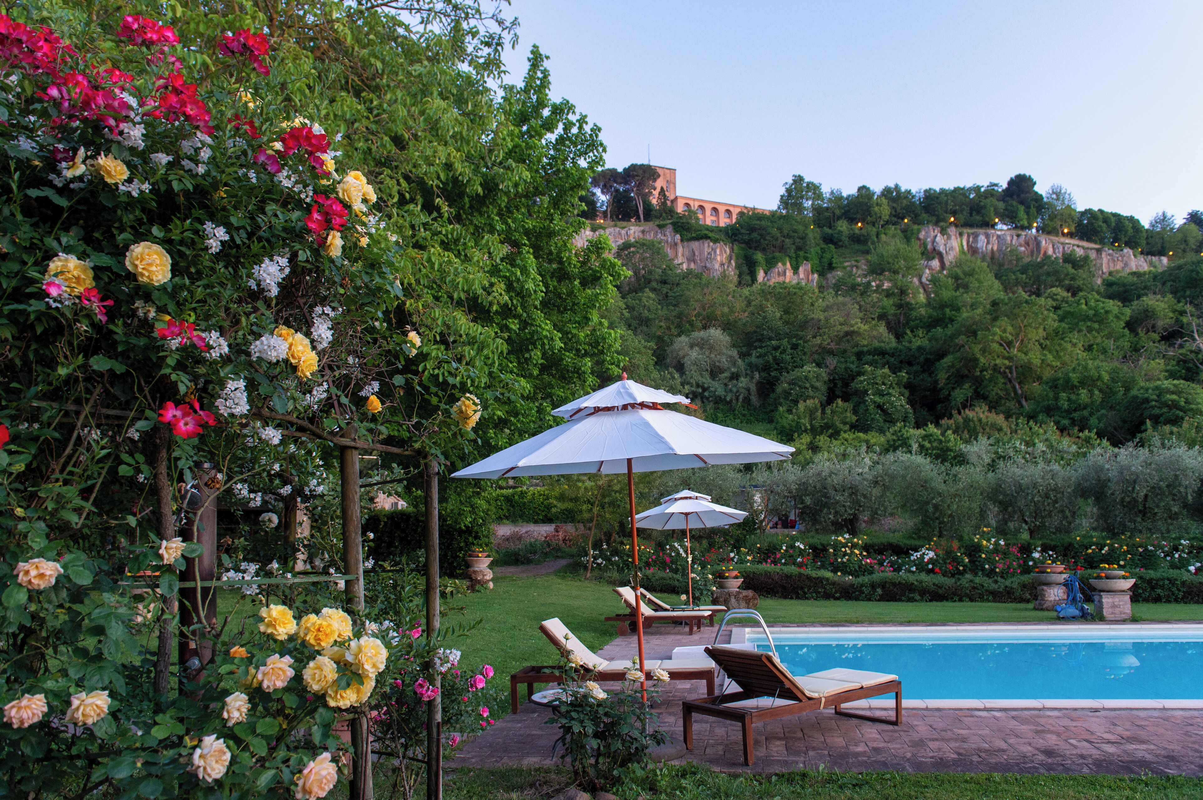 Piscine extérieure (ouverte en saison), parasols de plage
