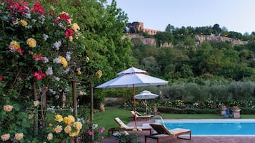 Piscine extérieure (ouverte en saison), parasols de plage