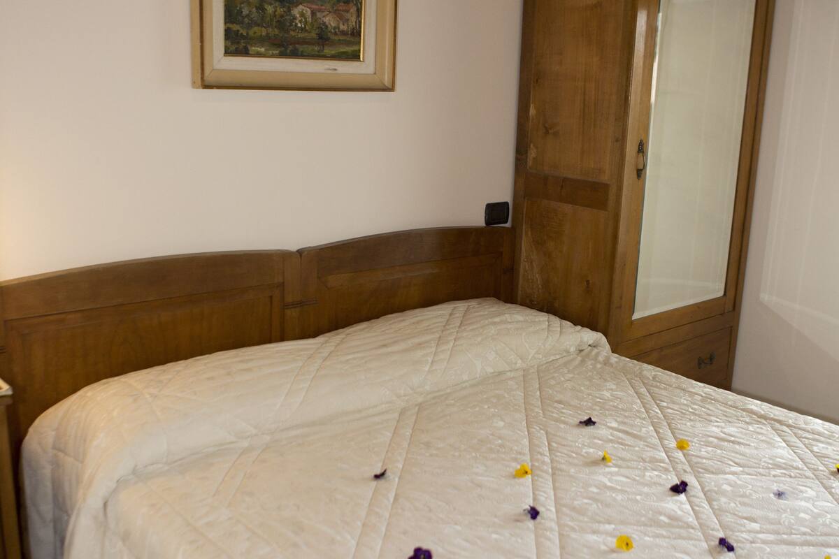 Single Room | Desk, blackout drapes, free cribs/infant beds, rollaway beds