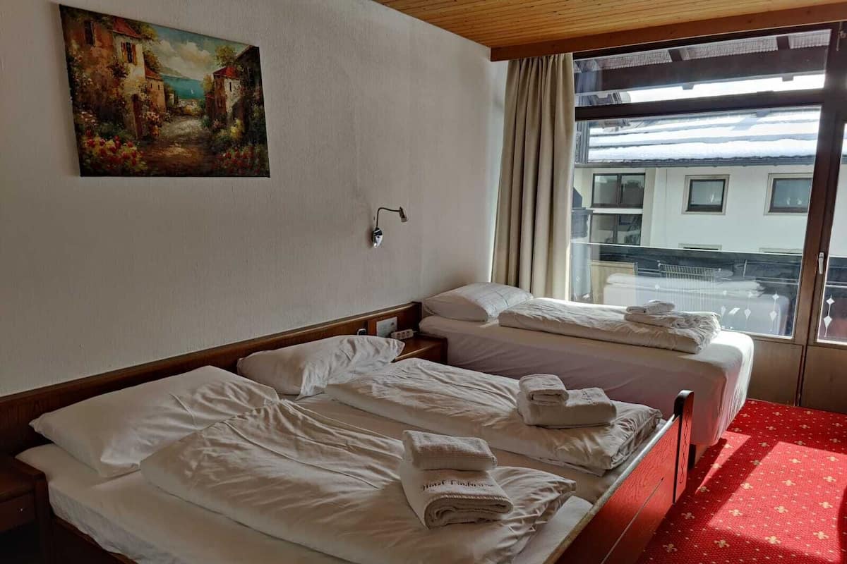 Ropa de cama hipoalergénica y caja de seguridad en la habitación 