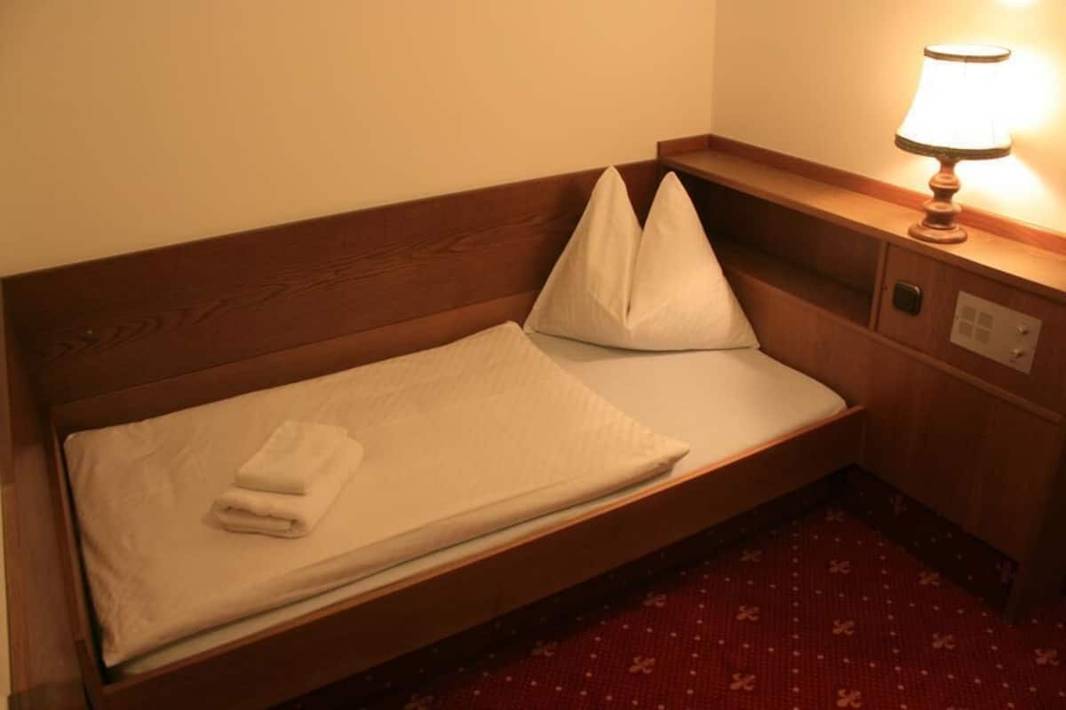 Ropa de cama hipoalergénica y caja de seguridad en la habitación 