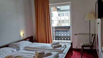 Family Room, Balcony | Hypo-allergenic bedding, in-room safe, desk, blackout drapes