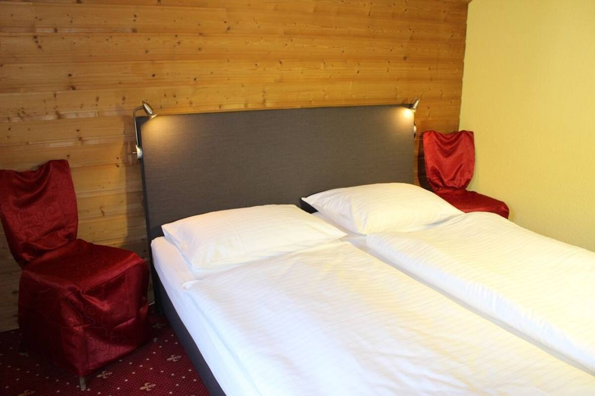 Ropa de cama hipoalergénica y caja de seguridad en la habitación 
