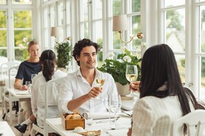 供应早餐、午餐和晚餐，斯堪的纳维亚菜，海景