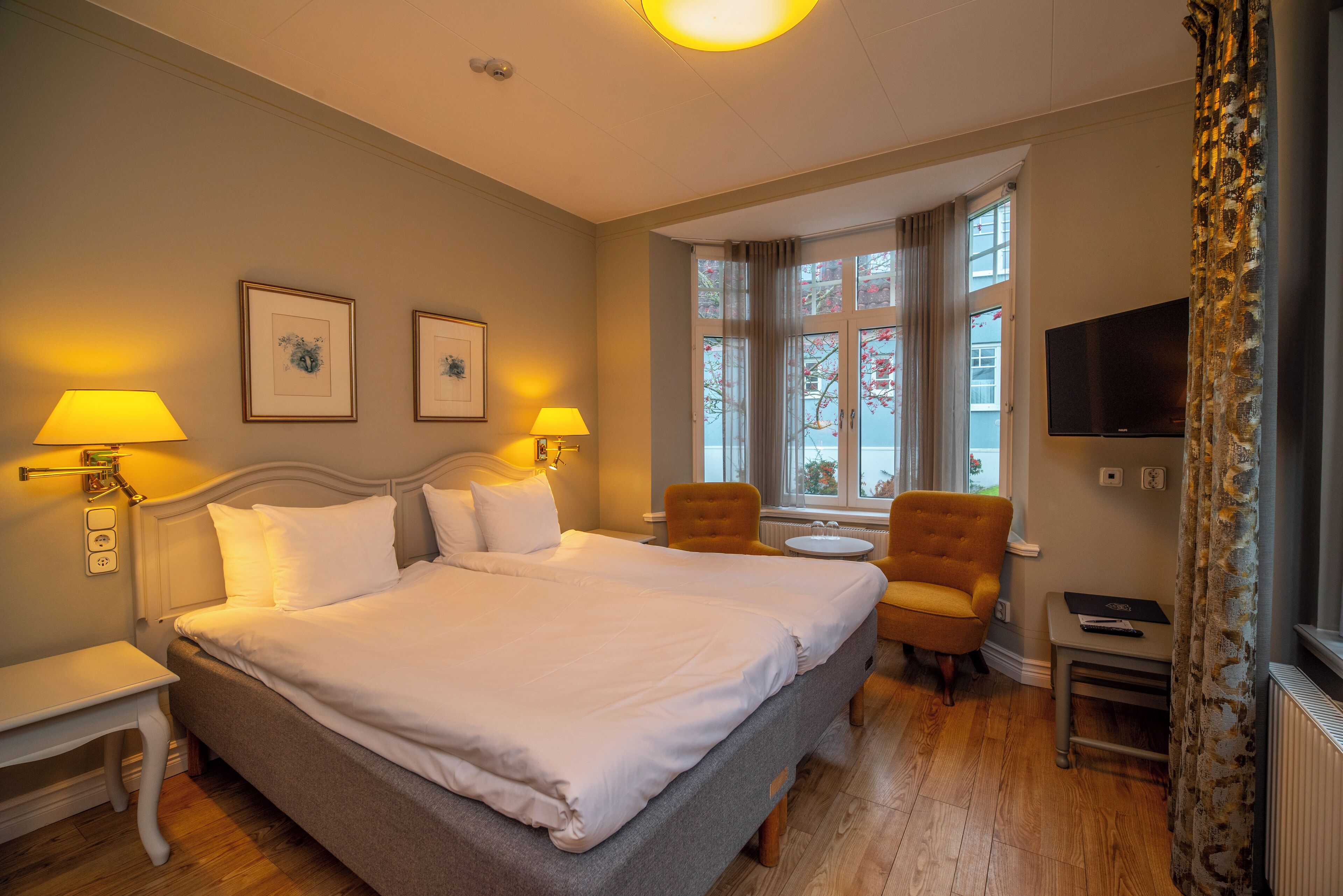 double room | 1 bedroom, in-room safe, individually decorated, individually furnished