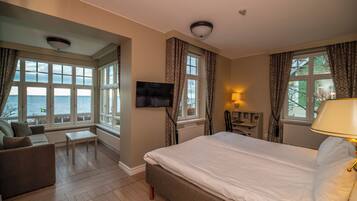 Dubbelrum i villa med havsutsikt | VÀrdeförvaringsskÄp pÄ rummet, individuell inredning och unika möbler