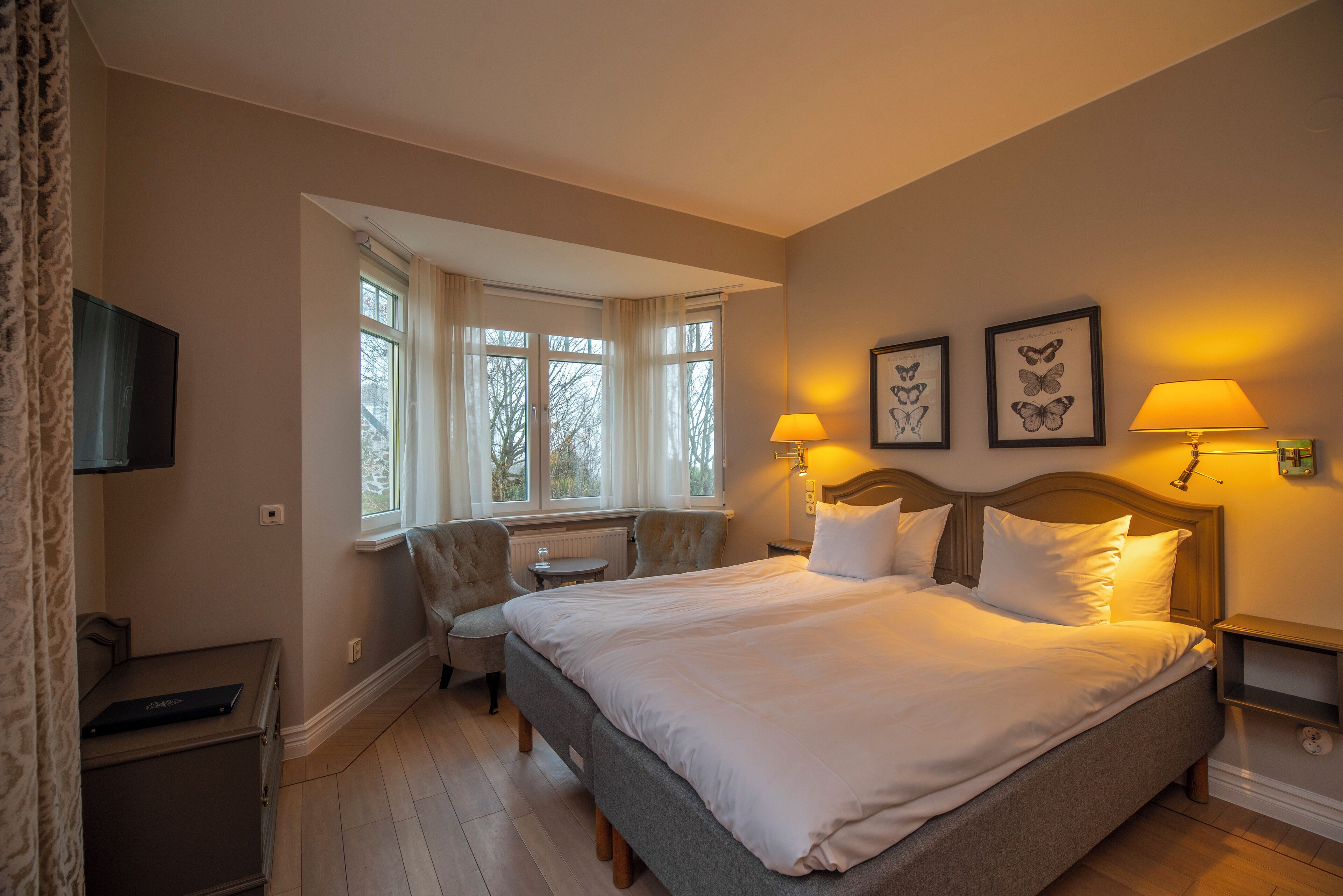 double room | 1 bedroom, in-room safe, individually decorated, individually furnished