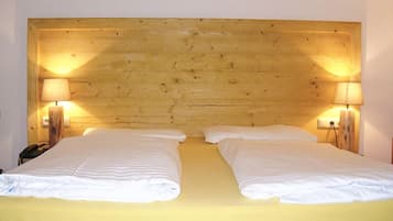 Habitación doble superior, vista a la montaña | Ropa de cama de alta calidad, edredón y minibar