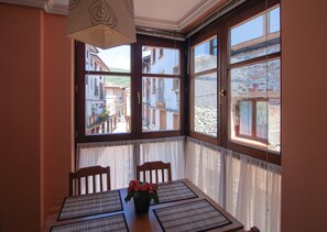 2 habitaciones, tabla de planchar con plancha y cunas gratuitas