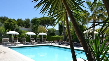 Außenpool, geöffnet von 09:00 Uhr bis 19:00 Uhr, Sonnenschirme