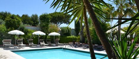 Piscine extérieure, parasols de plage, chaises longues