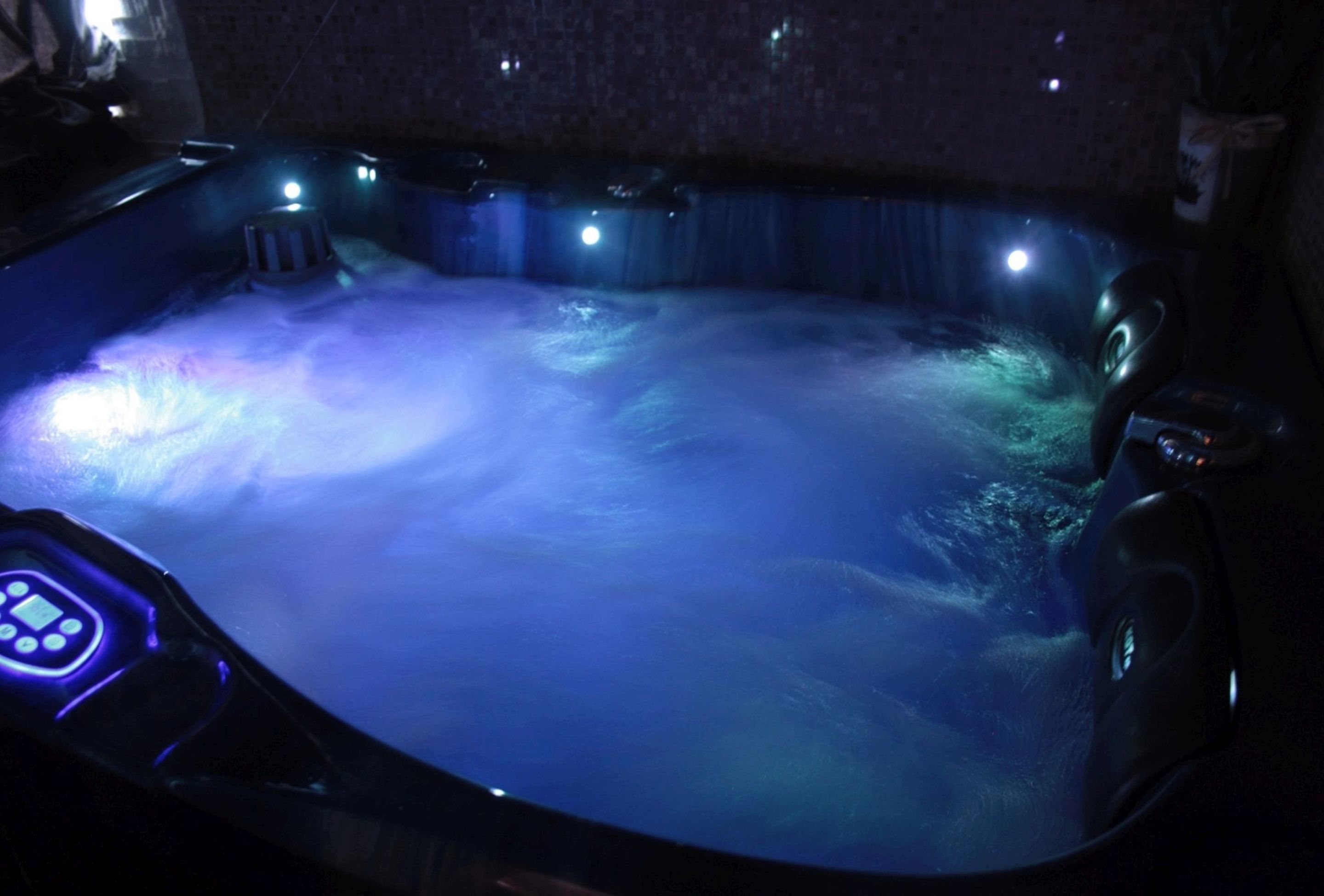 hot tub, steam room, turkish bath/hammam, body treatments, aromatherapy