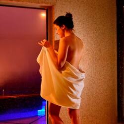 Hot tub, steam room, Turkish bath/hammam, body treatments, aromatherapy