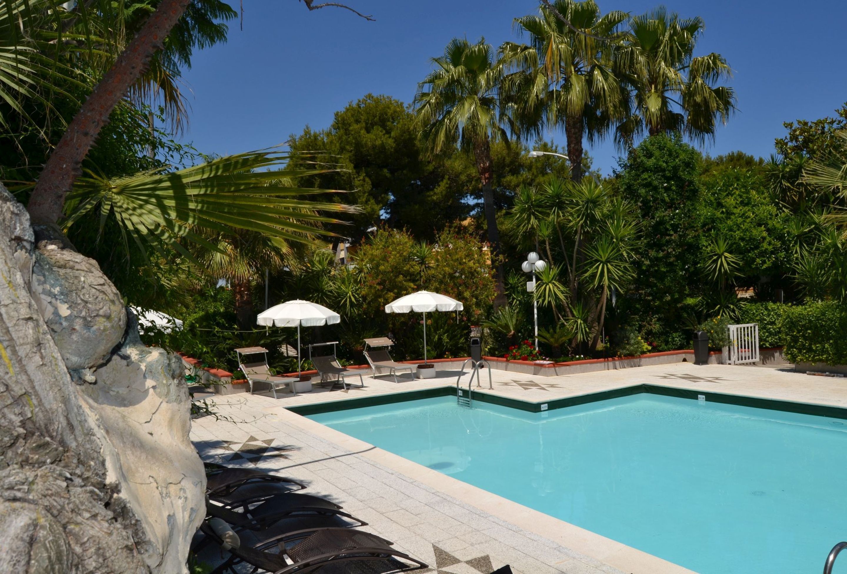 outdoor pool, open 9:00 am to 7:00 pm, pool umbrellas, pool loungers