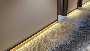 A hallway with patterned carpet and wooden doors. - Al Hayatt Jeddah Hotel (Jeddah)