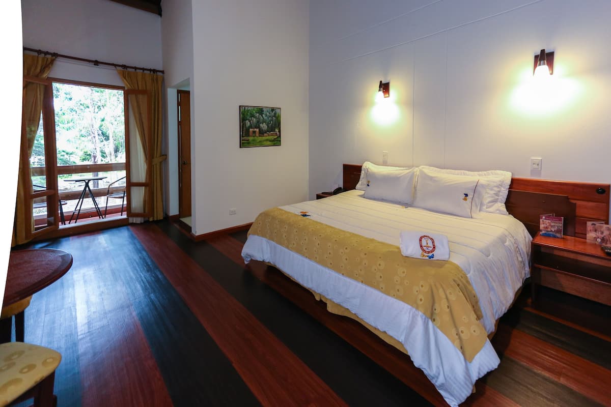 Ropa de cama de alta calidad, edredones de plumas, minibar y caja fuerte