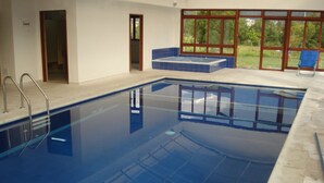 Piscine couverte, piscine extérieure