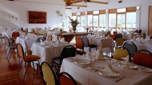 Petit déjeuner, déjeuner et dîner servis sur place