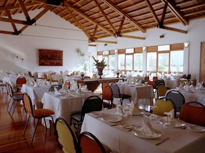 Serveert ontbijt, lunch, diner, uitzicht op de tuin