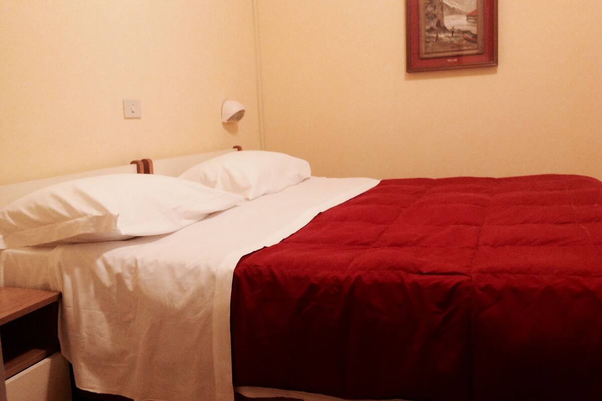 Standard-Doppel- oder -Zweibettzimmer