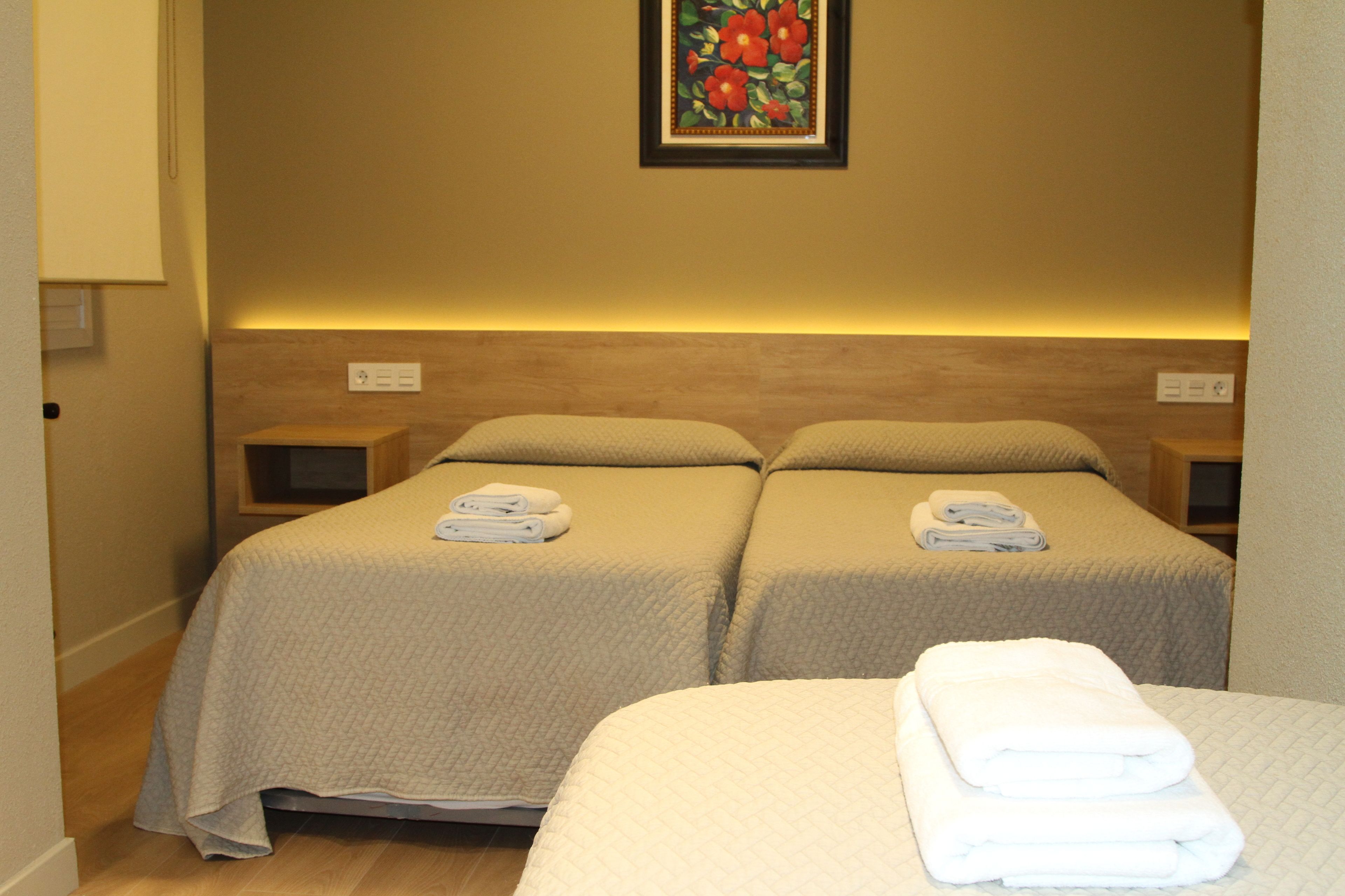 Economy driepersoonskamer, privébadkamer | Luxe beddengoed, geluiddichte muren, een strijkplank/strijkijzer