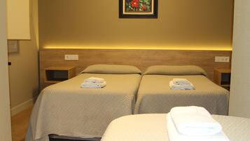 Habitación triple económica, baño privado | Ropa de cama de alta calidad y sistema de insonorización